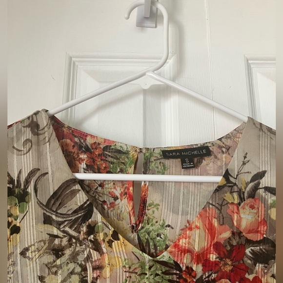 Floral V-Neck Layered Blouse - Picture 2 of 8